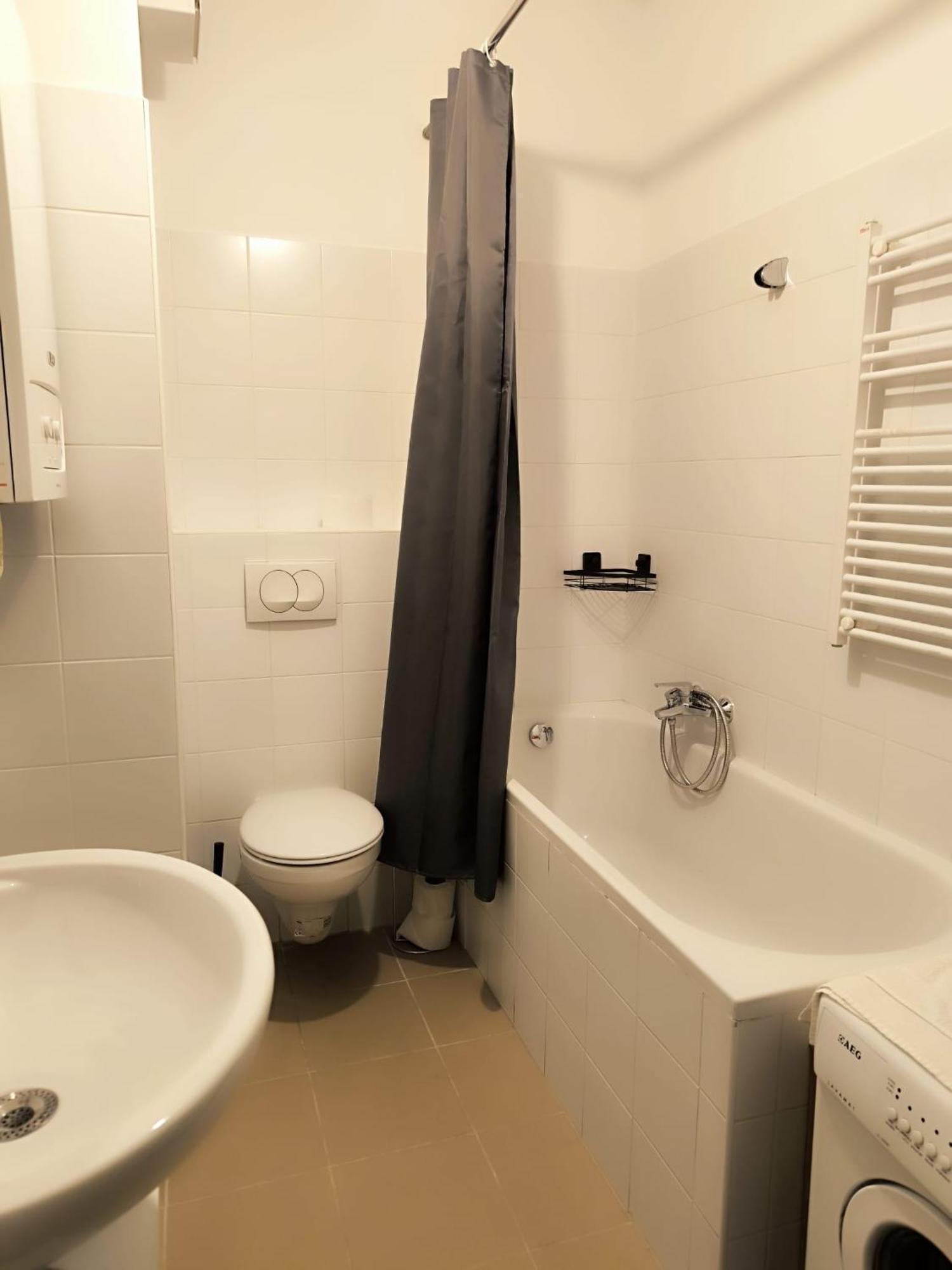 Pretty Apartment Next To Metro Station Wien Exteriör bild